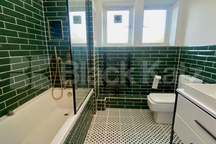 Superbly located & offering 765 Sq. Ft. of living & entertaining space  Dagnall st , Battersea Park